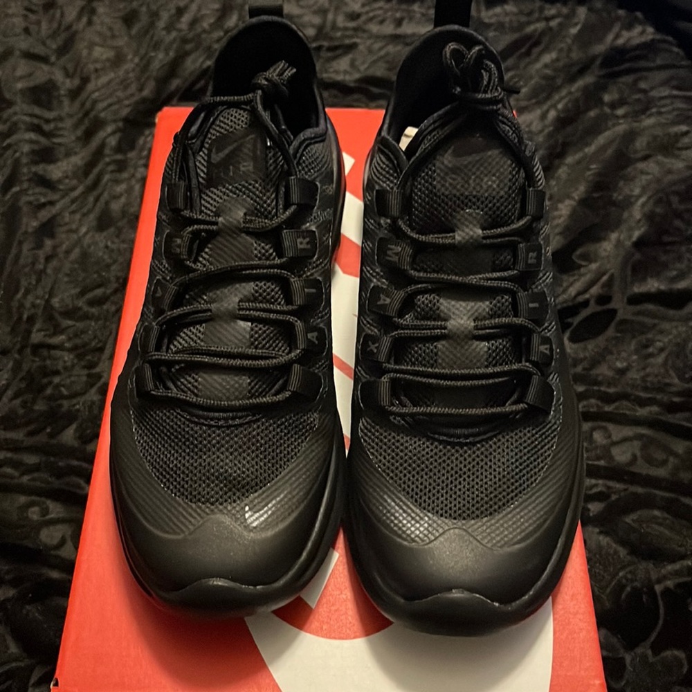**BRAND NEW** Nike Air Max Axis
